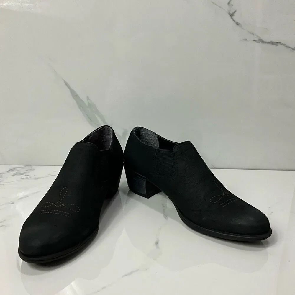 MUNRO Black Leather Ankle Booties